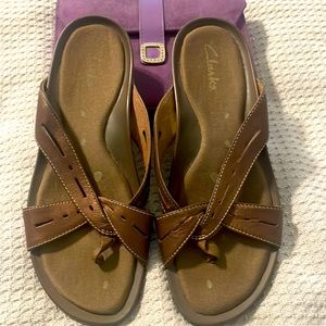 Clarks flip flops. Women’s 8